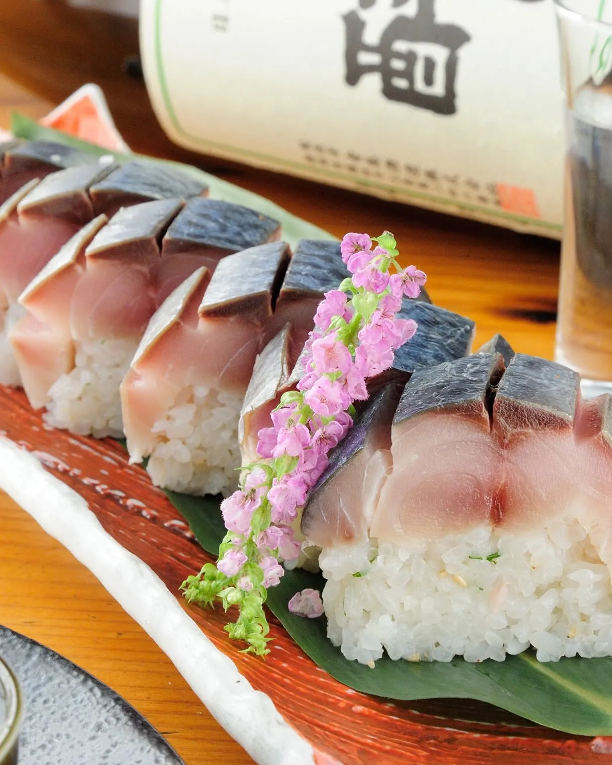 炙りサーモンとイクラを贅沢に使用した釜飯は、