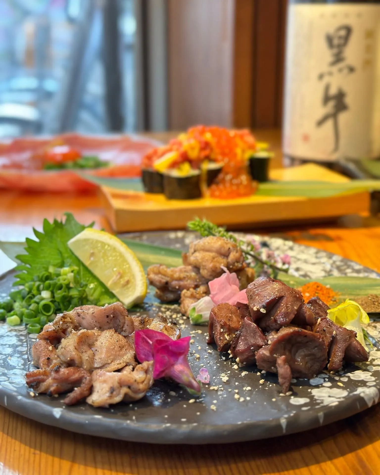 炙りサーモンとイクラを贅沢に使用した釜飯は、