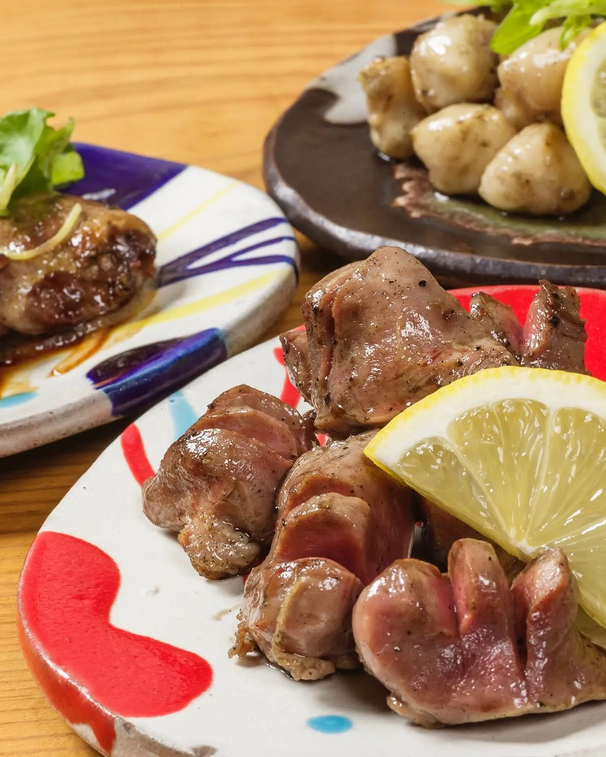 炭焼き鶏やお刺身など、