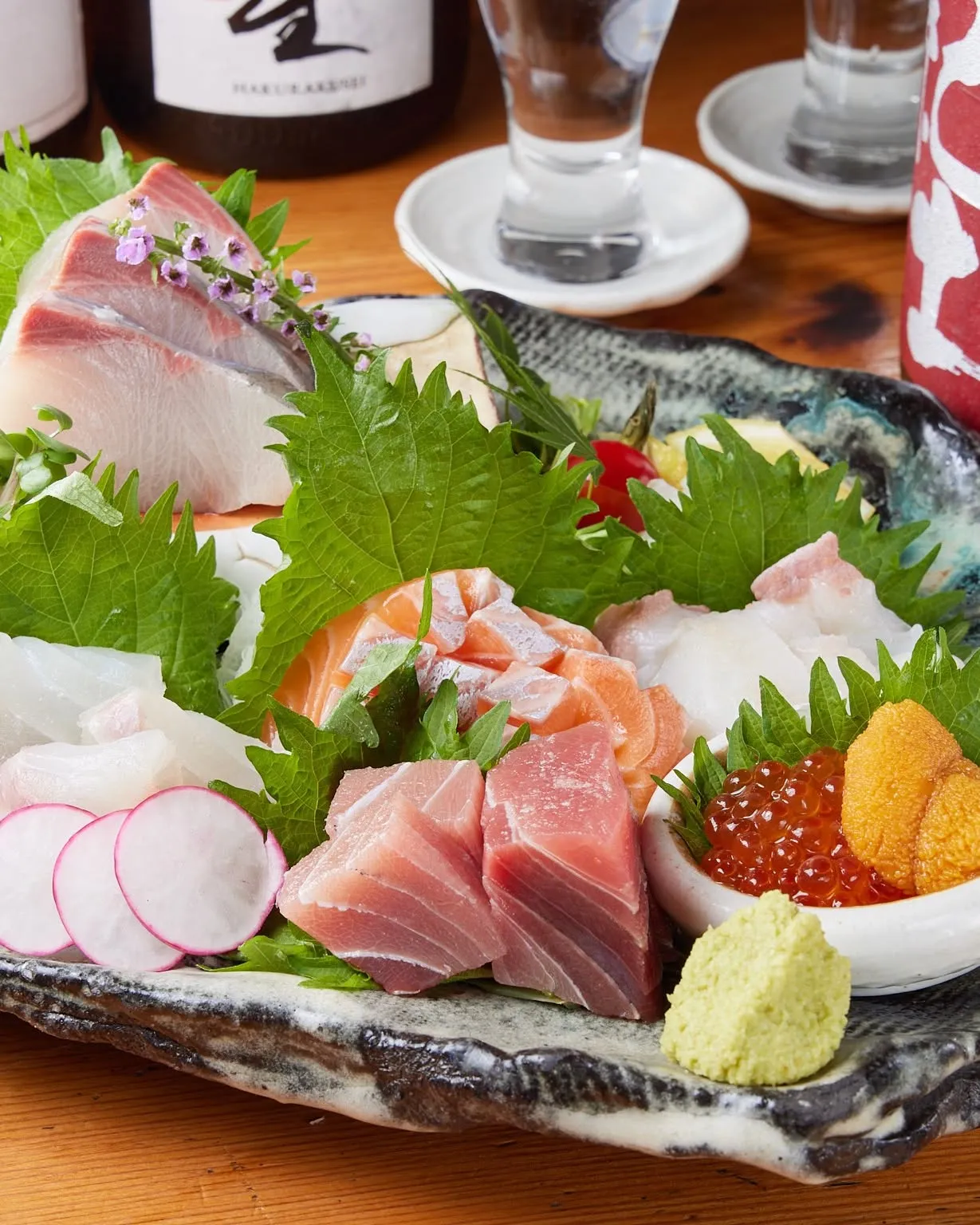 鳥刺しや牛タンユッケなど、