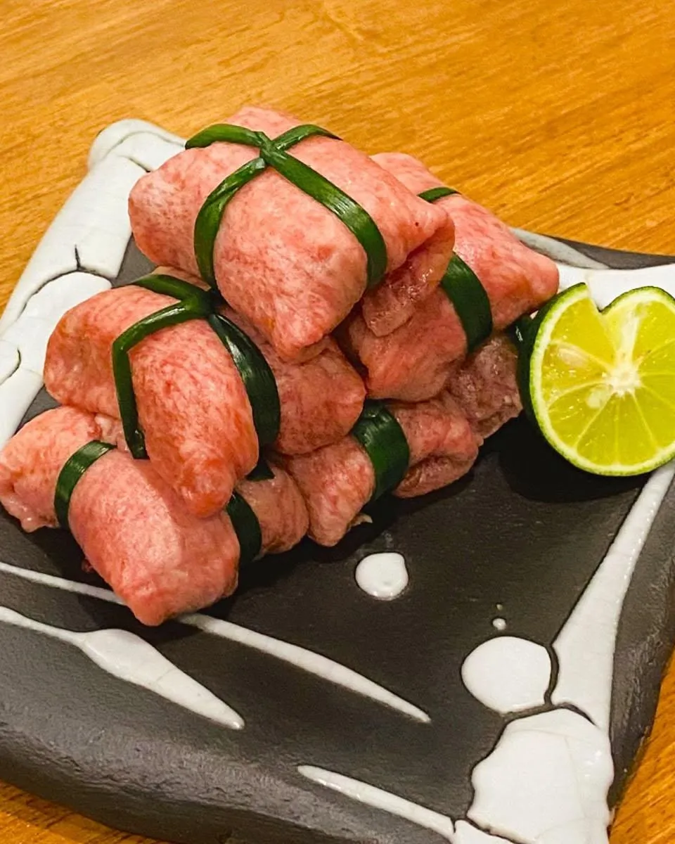 炭焼き鶏や新鮮なお刺身など、