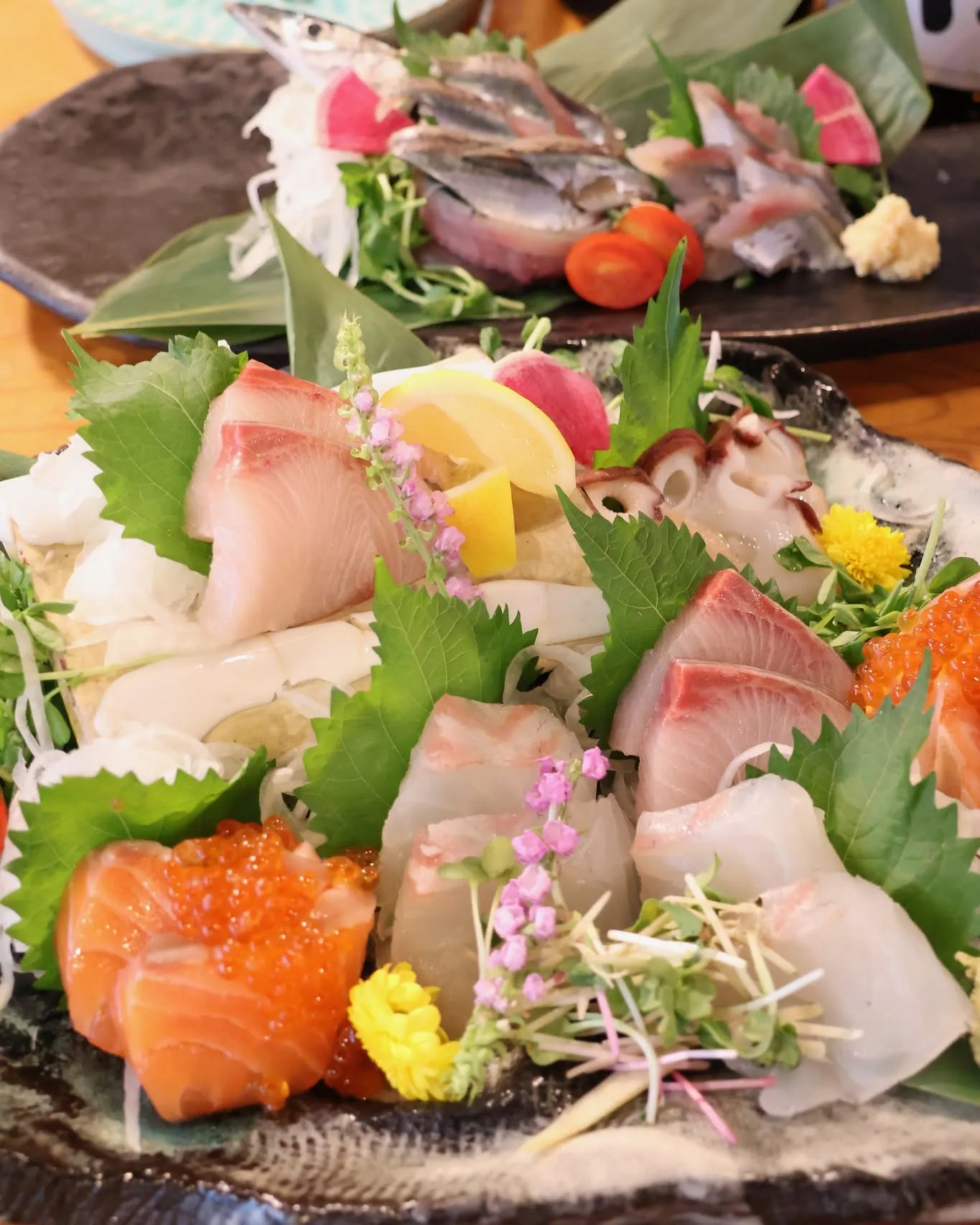 鳥刺しや牛タンユッケなど、