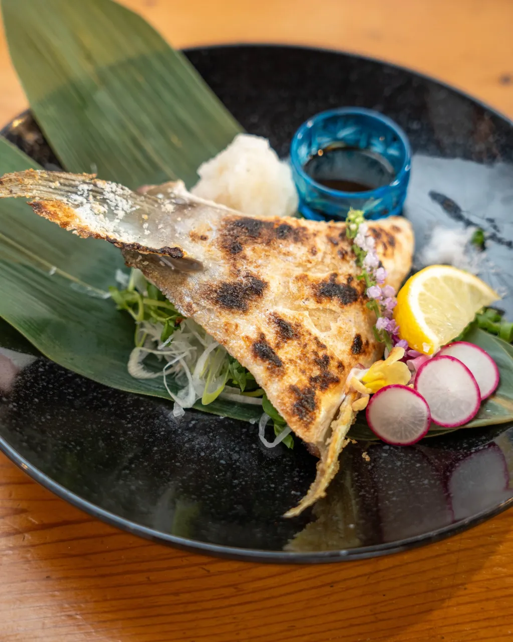 新鮮な地鶏を炭火で香ばしく焼き上げた、
