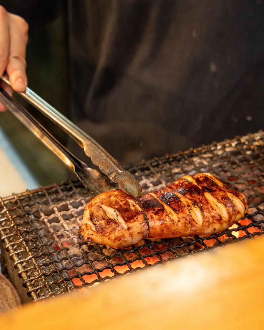 厚切り牛タンを香ばしく炭火で焼き上げた、