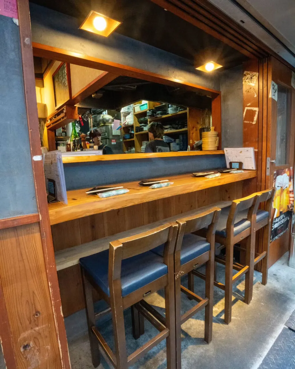 梅田の路地裏に佇む当店は、