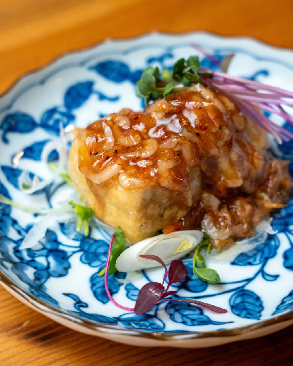 炭火で香ばしく焼き上げた鶏料理に、