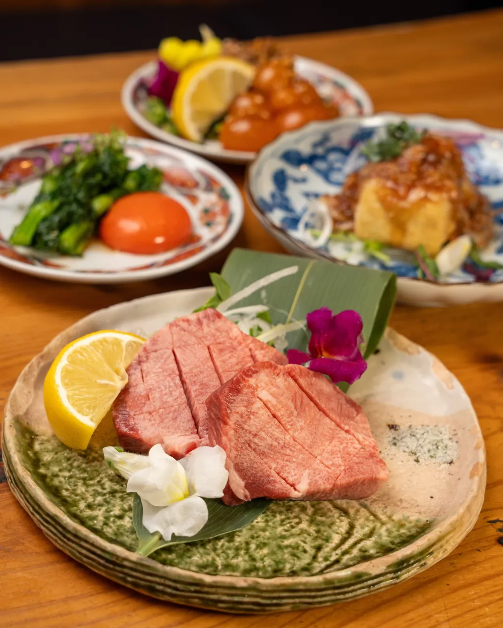 炭火で香ばしく焼き上げた鶏料理に、
