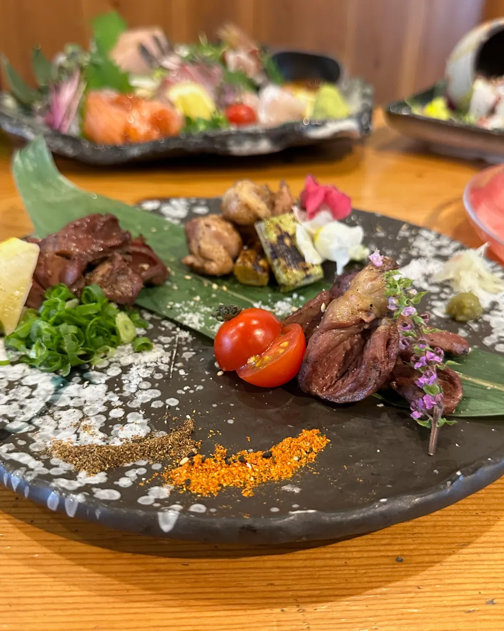 炭火で香ばしく焼き上げた鶏料理は、