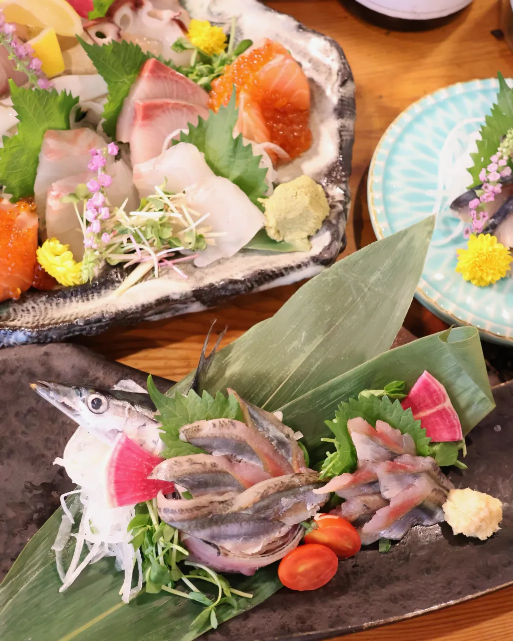 きれいに盛り付けられたタン刺しを、